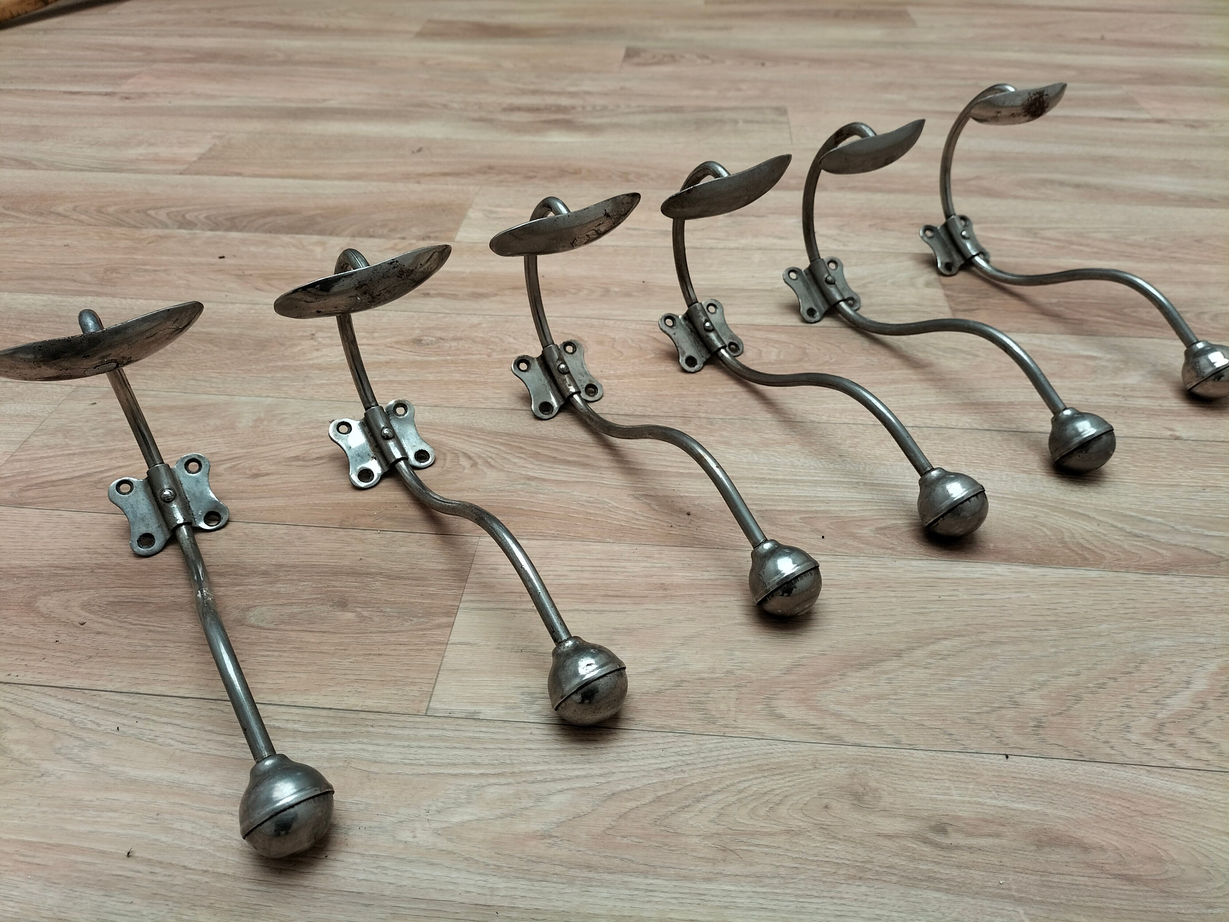 Series of 6 hooks