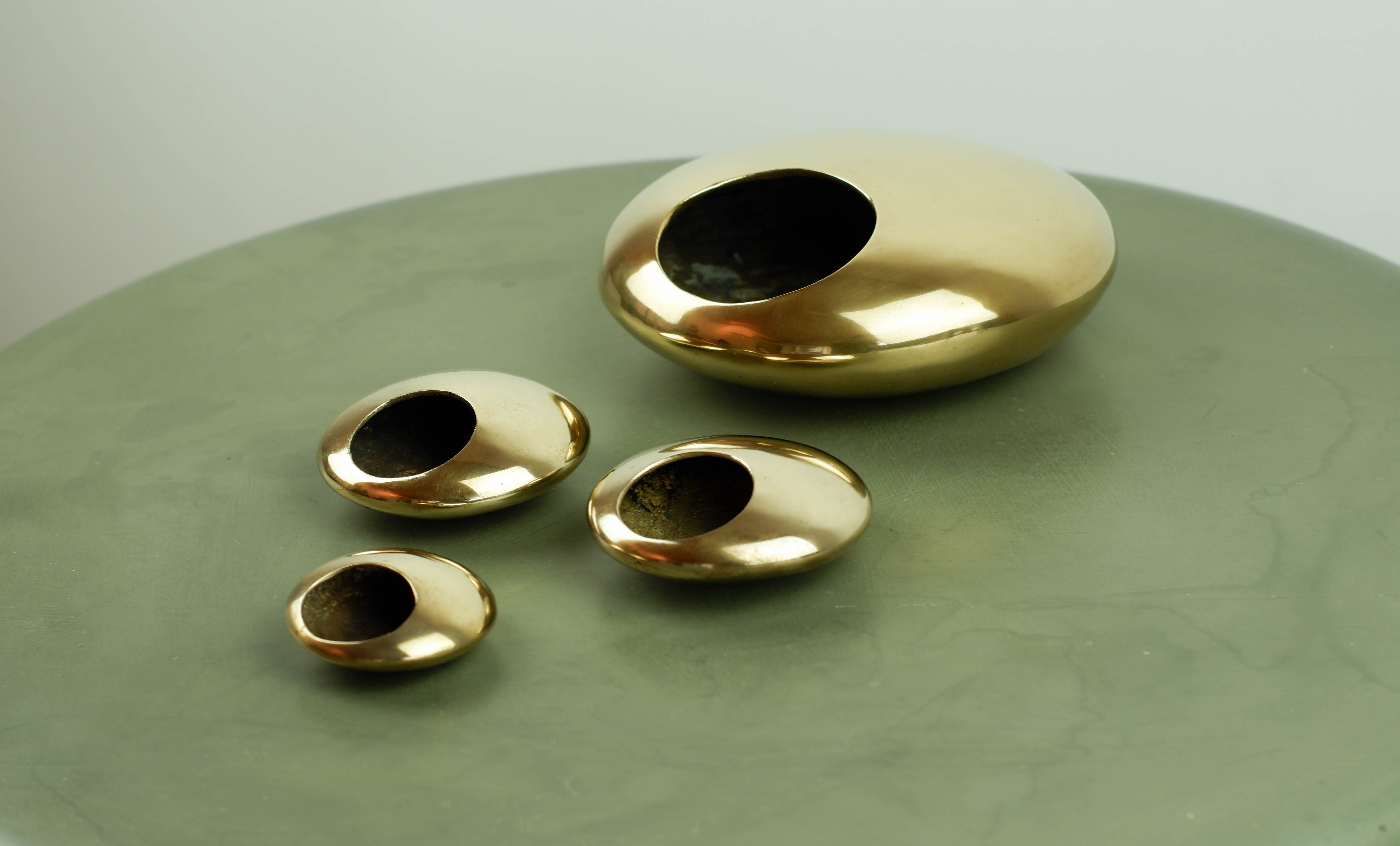 Set of pebble ashtrays in gilded bronze