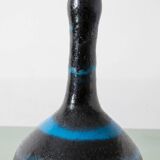 Vase en faïence bleue et noire 'Gambone'