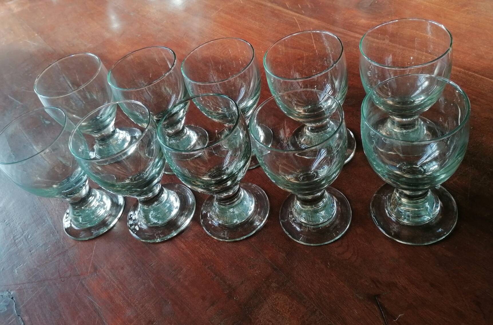 Série de 10 coupes / verres à eau en cristal artisanaux.