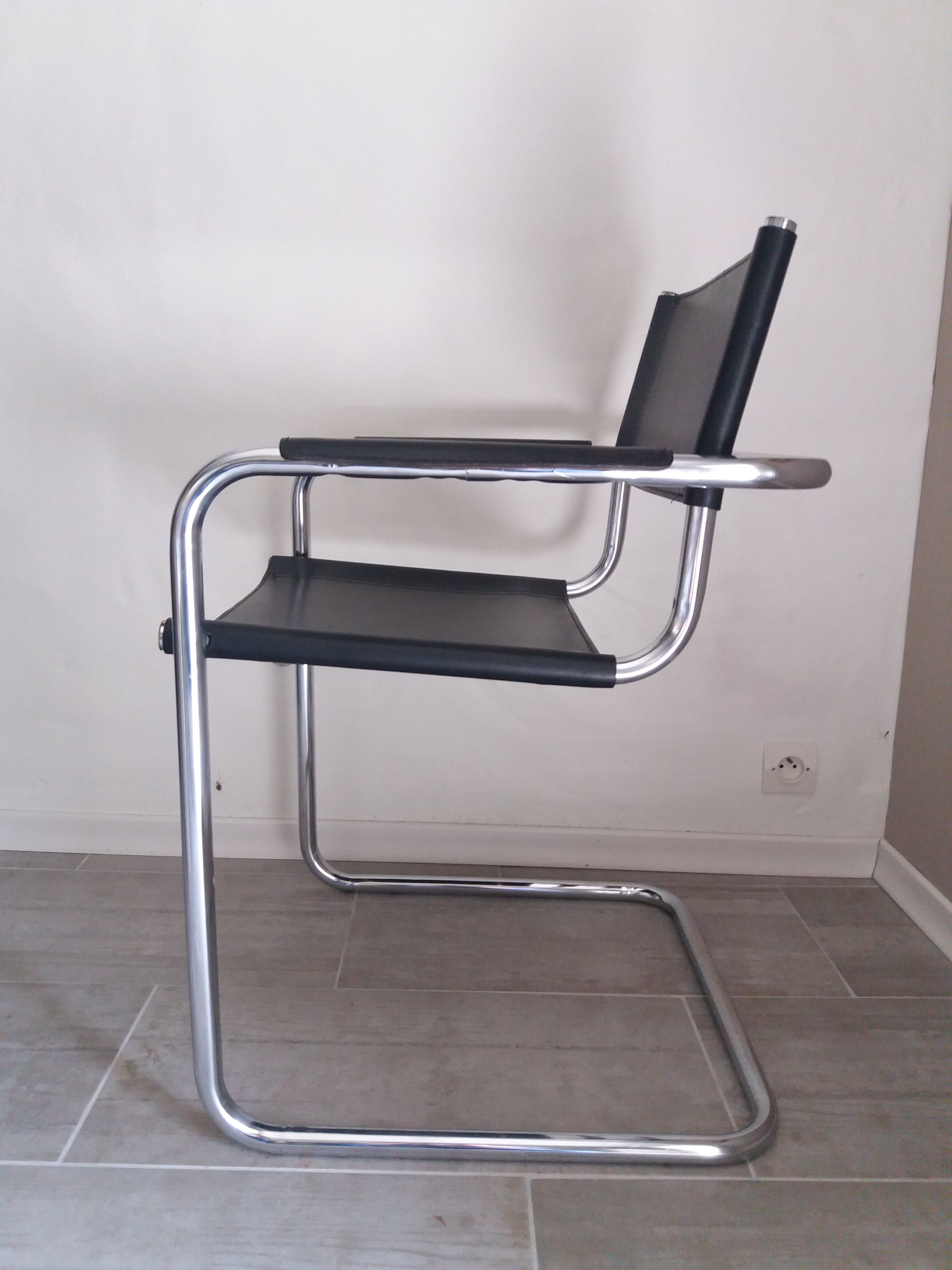 Fauteuil en inox et cuir