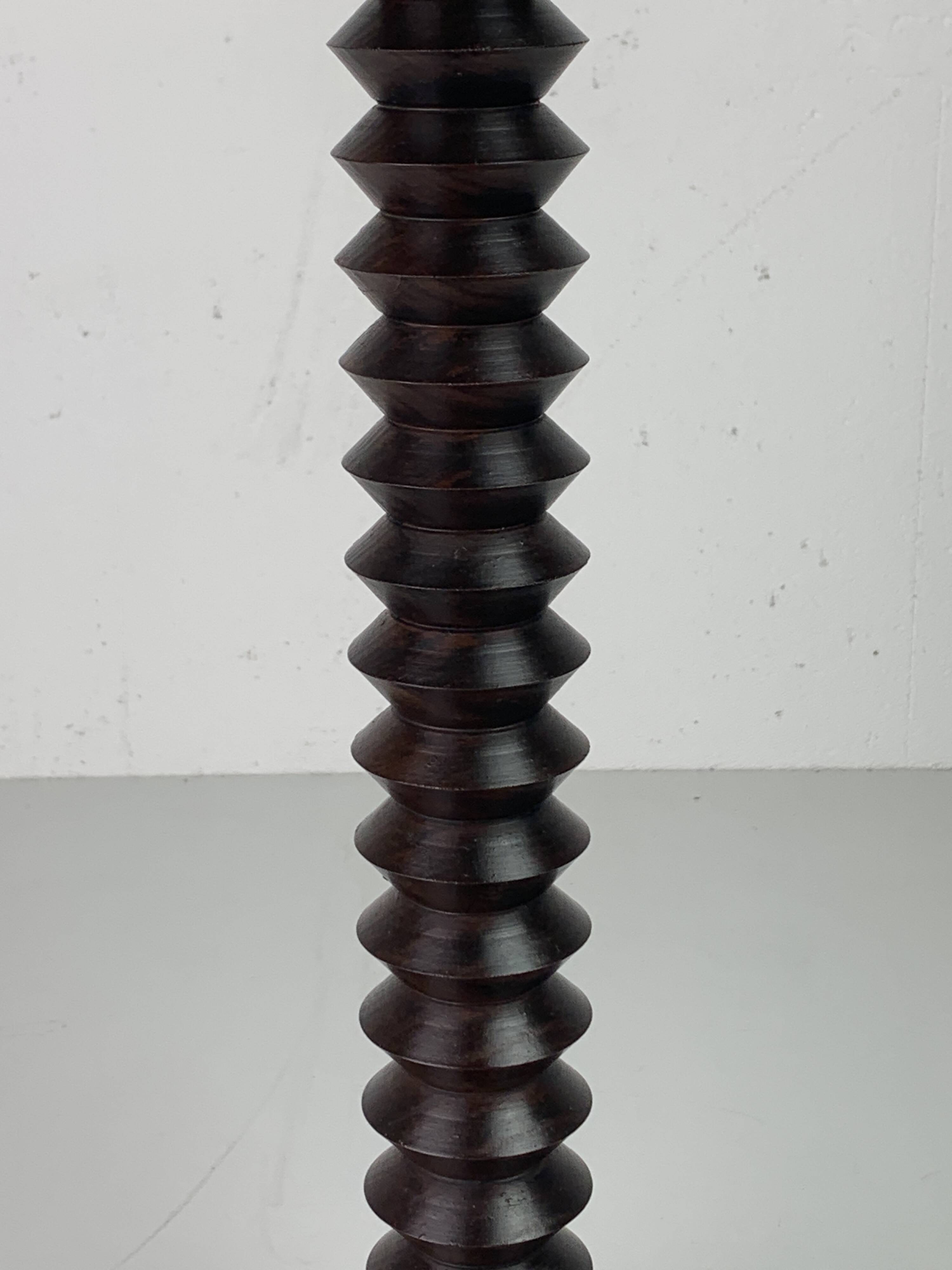 Lampe de table française en bois tourné dans le style de Charles Dudouyt, années 1950