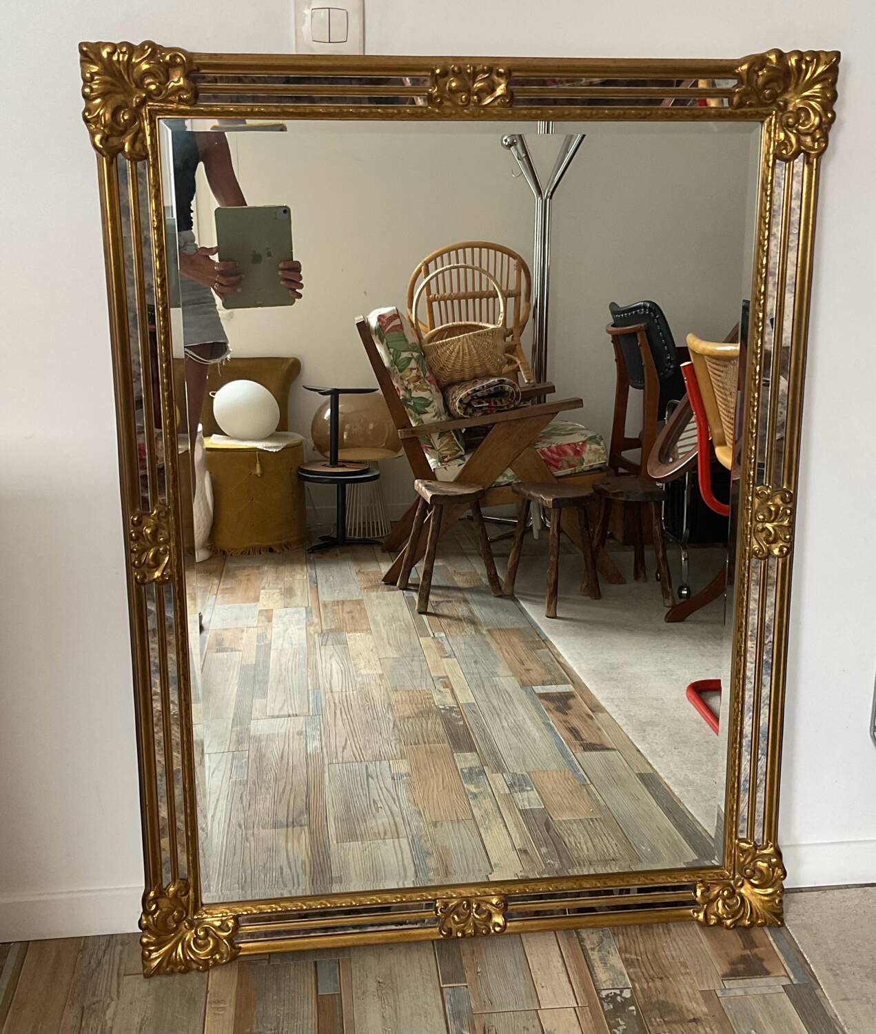 Large Deknudt mirror in gilded wood and glazing beads