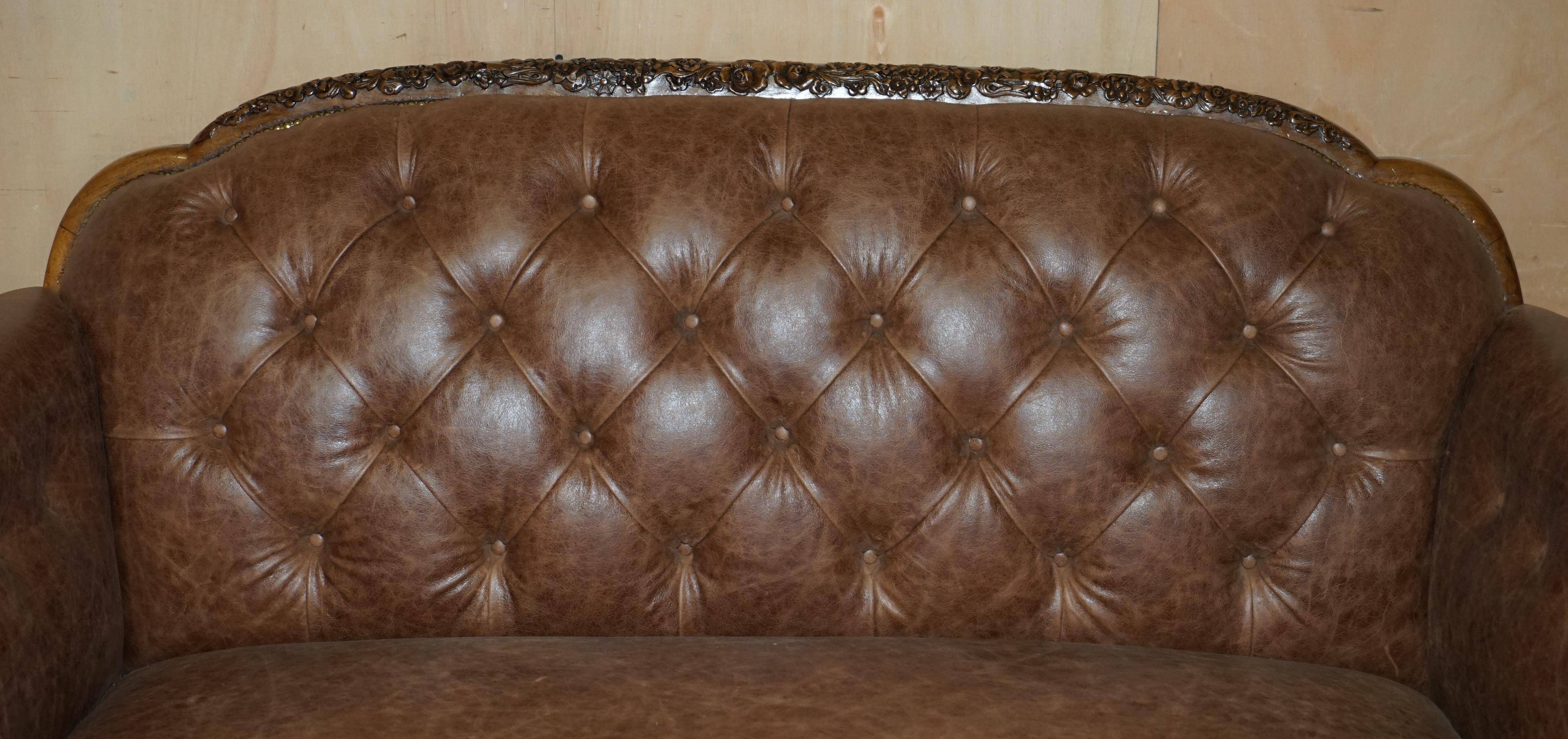Chesterfield Regency 1810 antique canapé restored in leather with a carved frame.