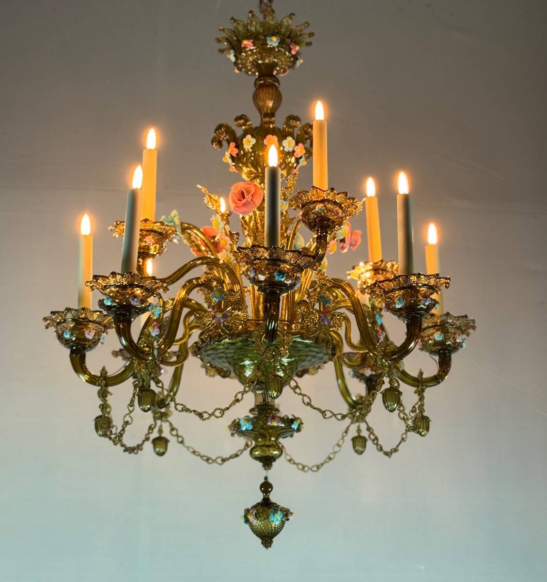 Venetian chandelier in multi-colored Murano glass with a green dominant color, 12 light arms, circa 1880