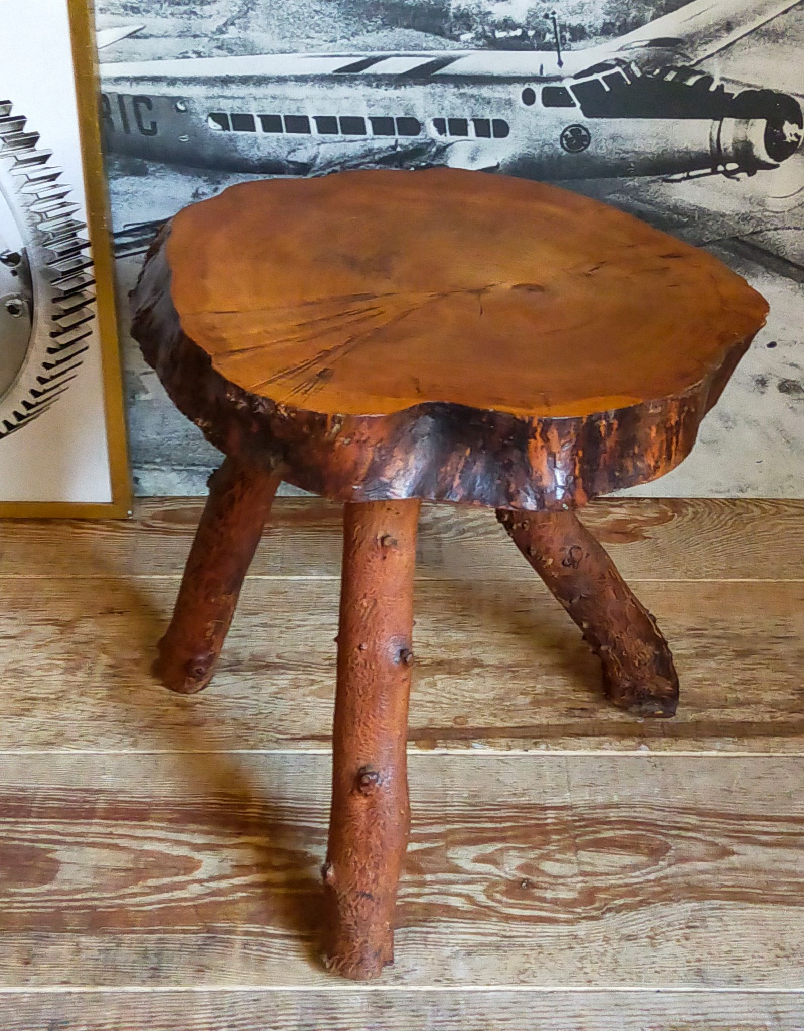 Table bout de canapé brutaliste en bois massif