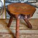 Table bout de canapé brutaliste en bois massif