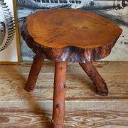 Table bout de canapé brutaliste en bois massif