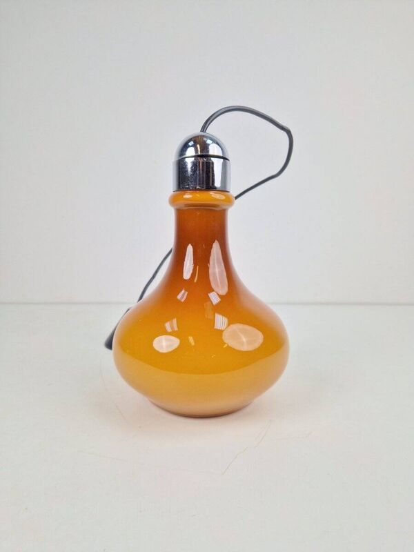 Suspension vintage scandinave en verre opale brun et chrome de Peill & Putzler, années 1960.