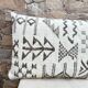 Housse de coussin artisanale en laine berbère : Coussin Kilim marocain