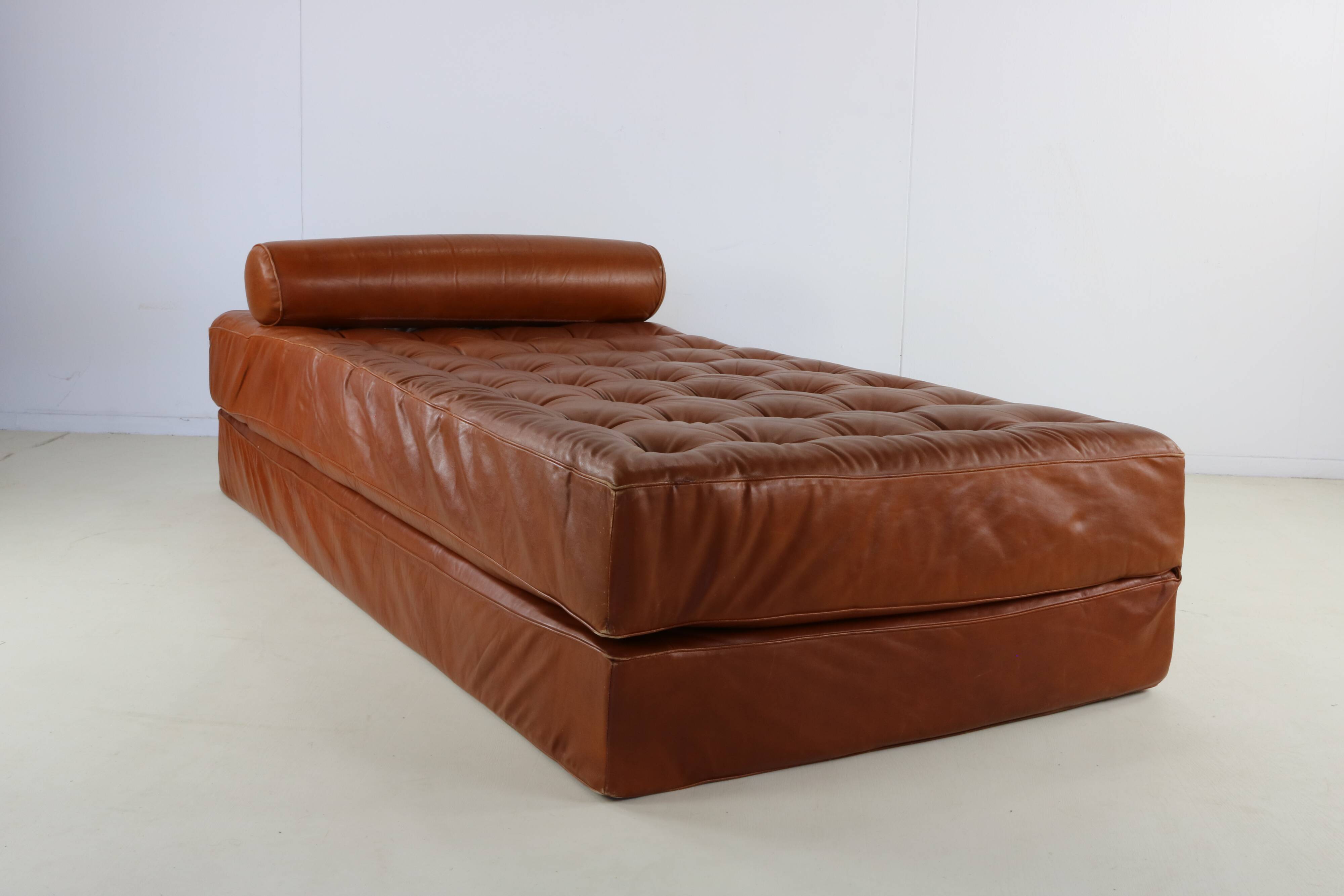 Scarce dutch design all leather daybed by Martin Visser for Spectrum Hollan