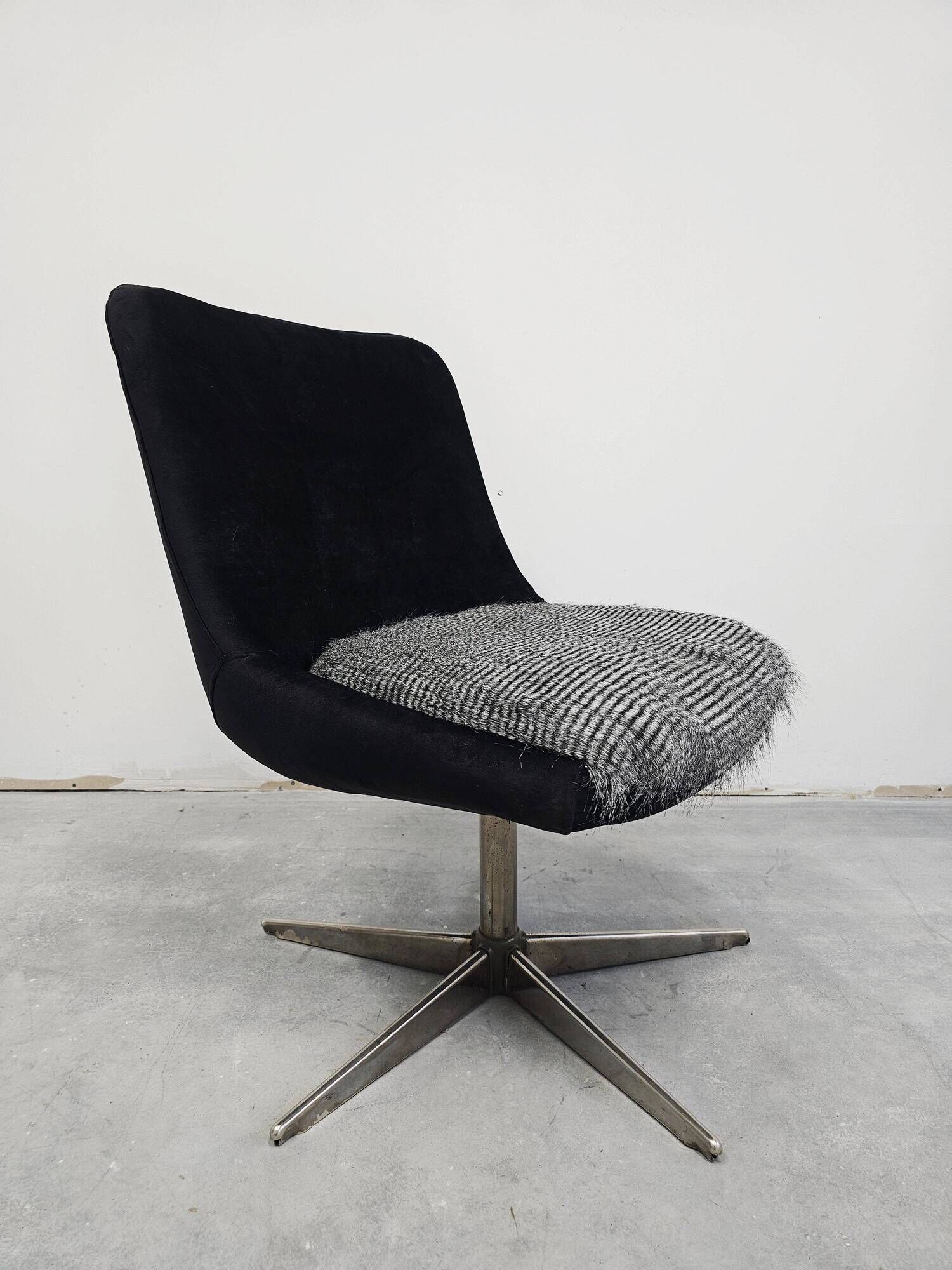 Mid-century redesigned swivel chair in velvet and faux fur.