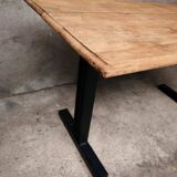 Table unique en bois avec piètement industriel métallique
