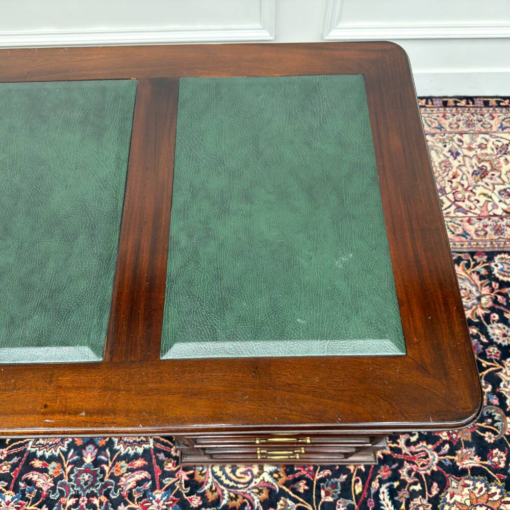 Bureau classique anglais avec cuir vert