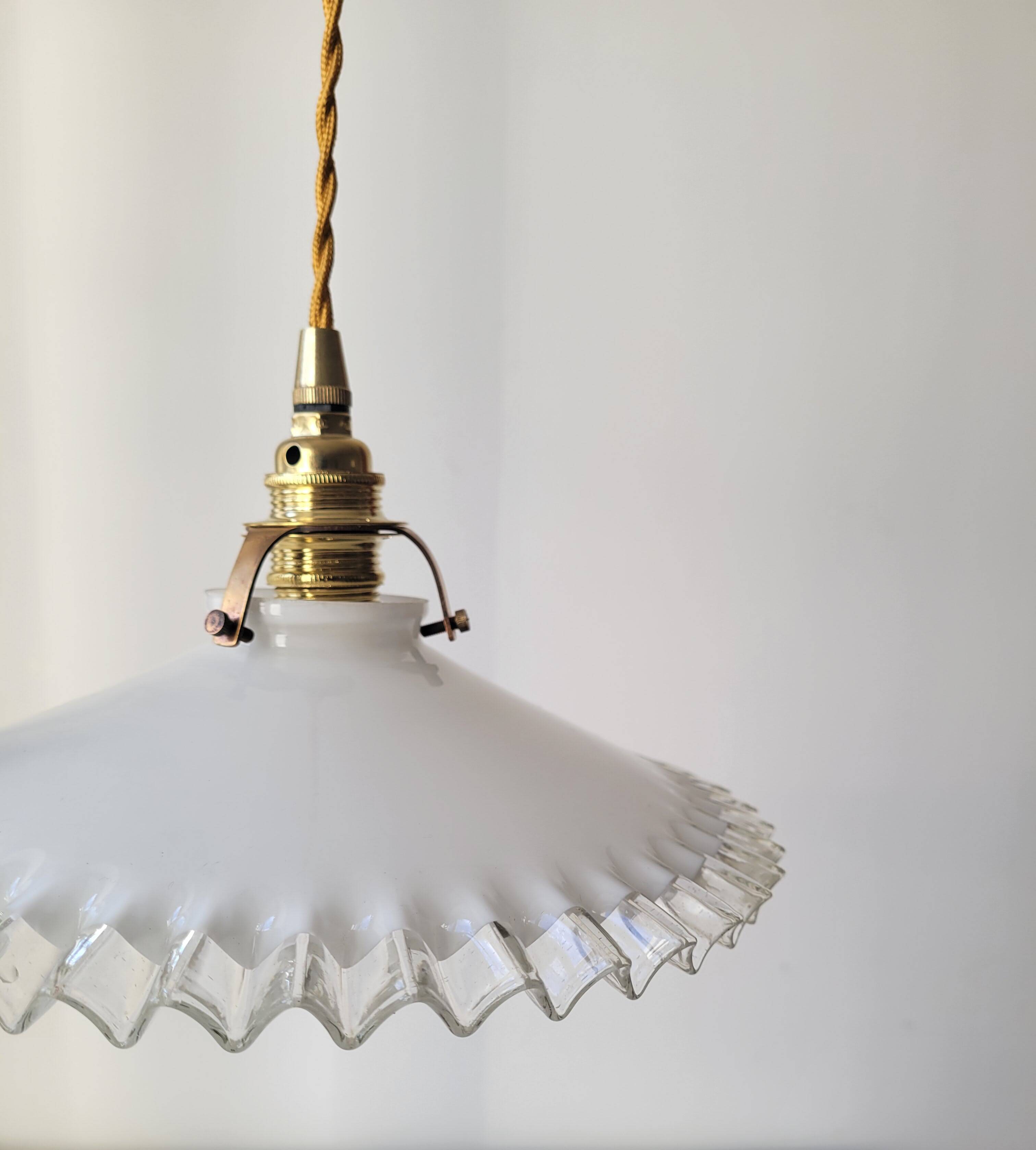 Pendant in serrated opaline
