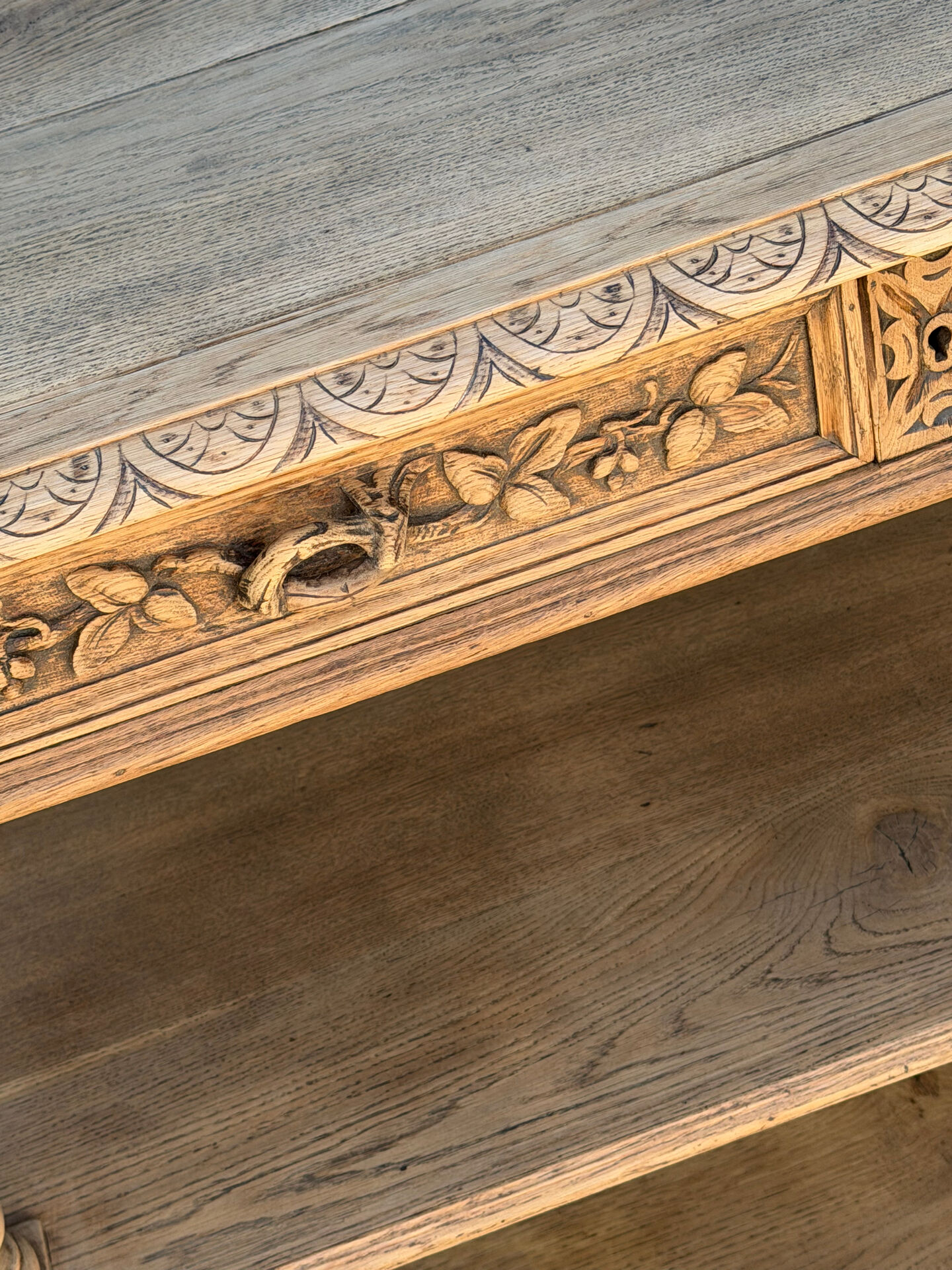 Console chêne brut massif décor végétal sculpté fin XIXe