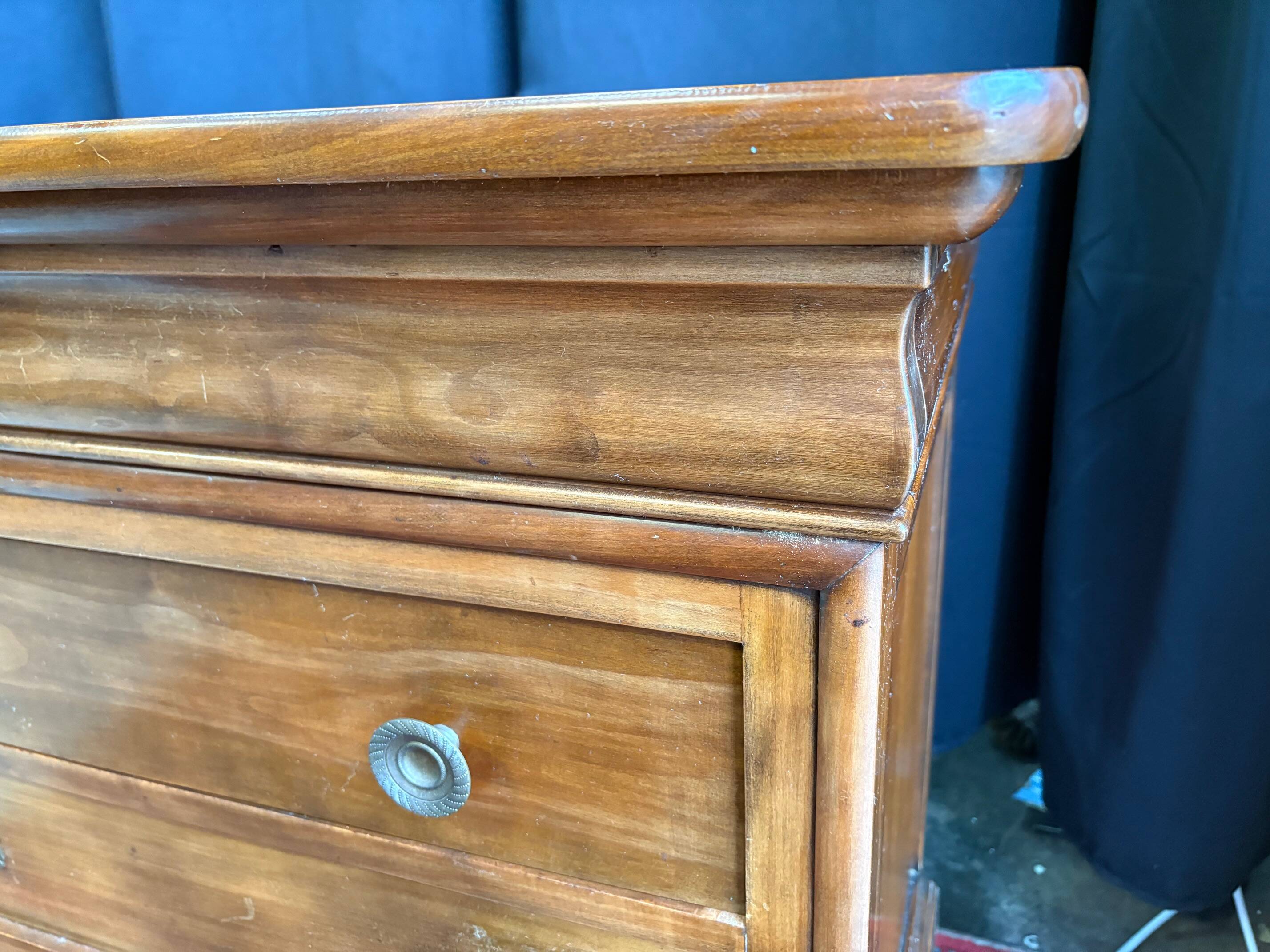 Commode style Louis-Philippe en bois massif
