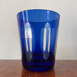 Verre ancien en cristal doublé bleu.