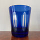 Verre ancien en cristal doublé bleu.