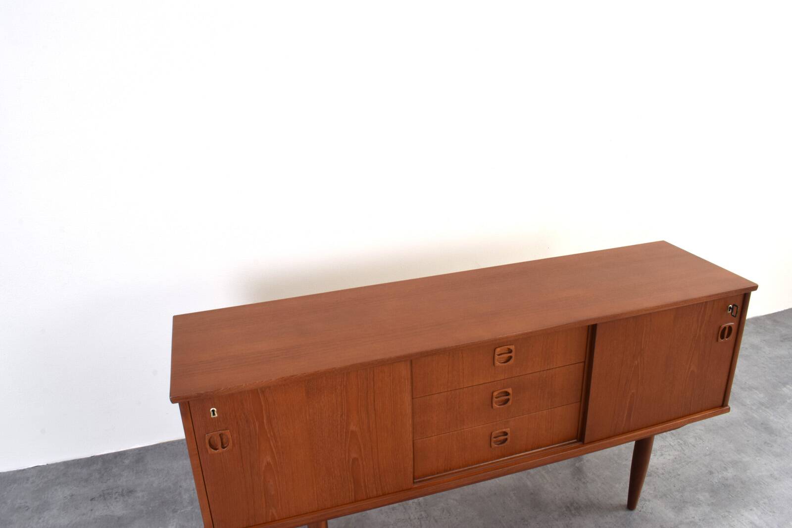Buffet en teck danois des années 1960.