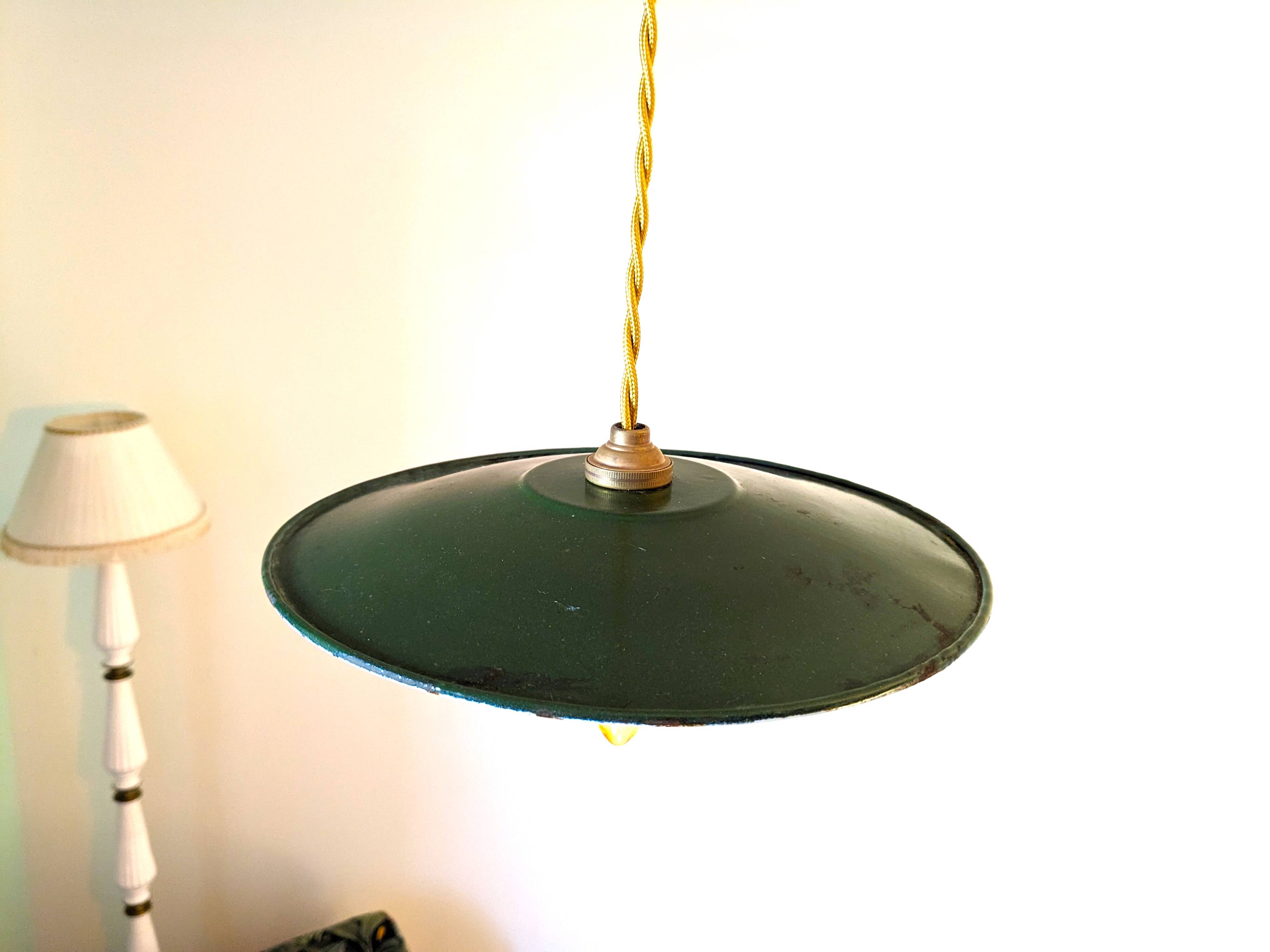 Vintage green enamelled metal suspension, antique industrial light fixture.