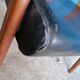 Repose-pieds pieds bois compas simili cuir noir design scandinave