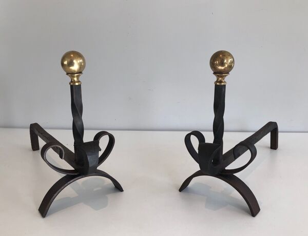 Paire de chenets en fer forgé et laiton. travail français. vers 1950