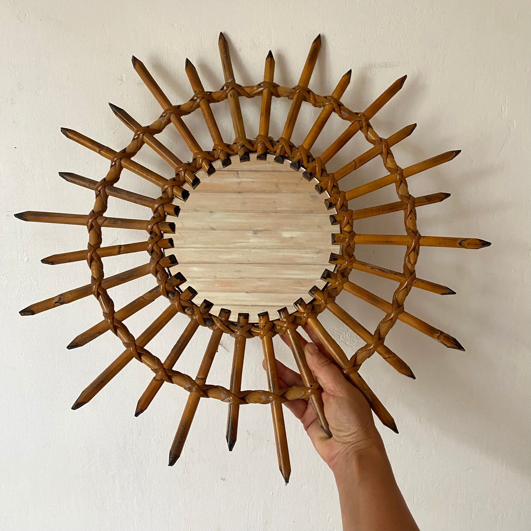 Miroir soleil en rotin années 60-70
