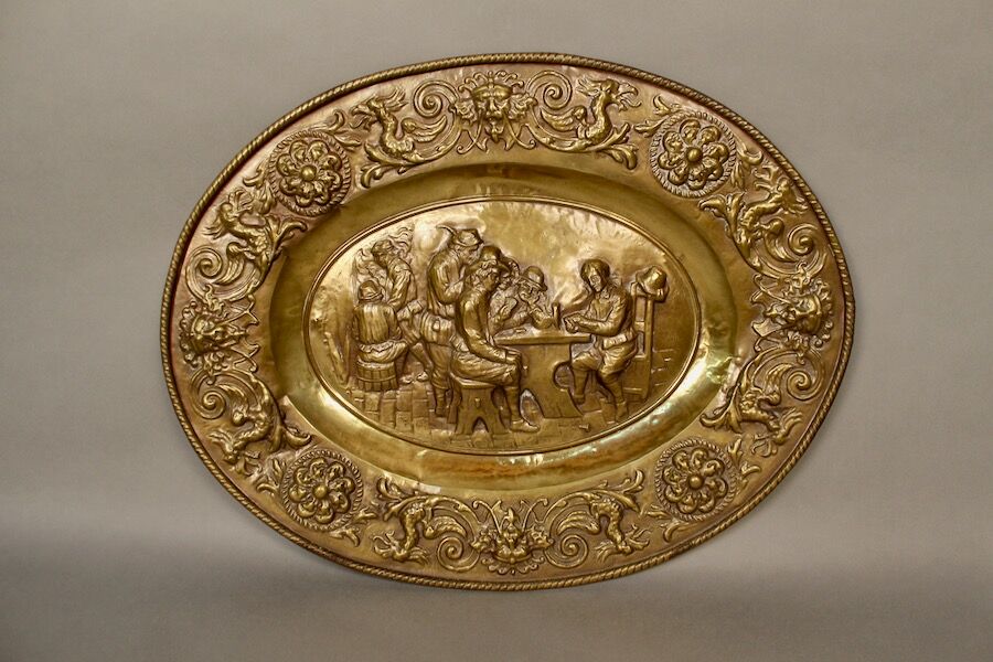 Pair Of Oval Plates In Brass Repulsed 19th century decorated with taverns