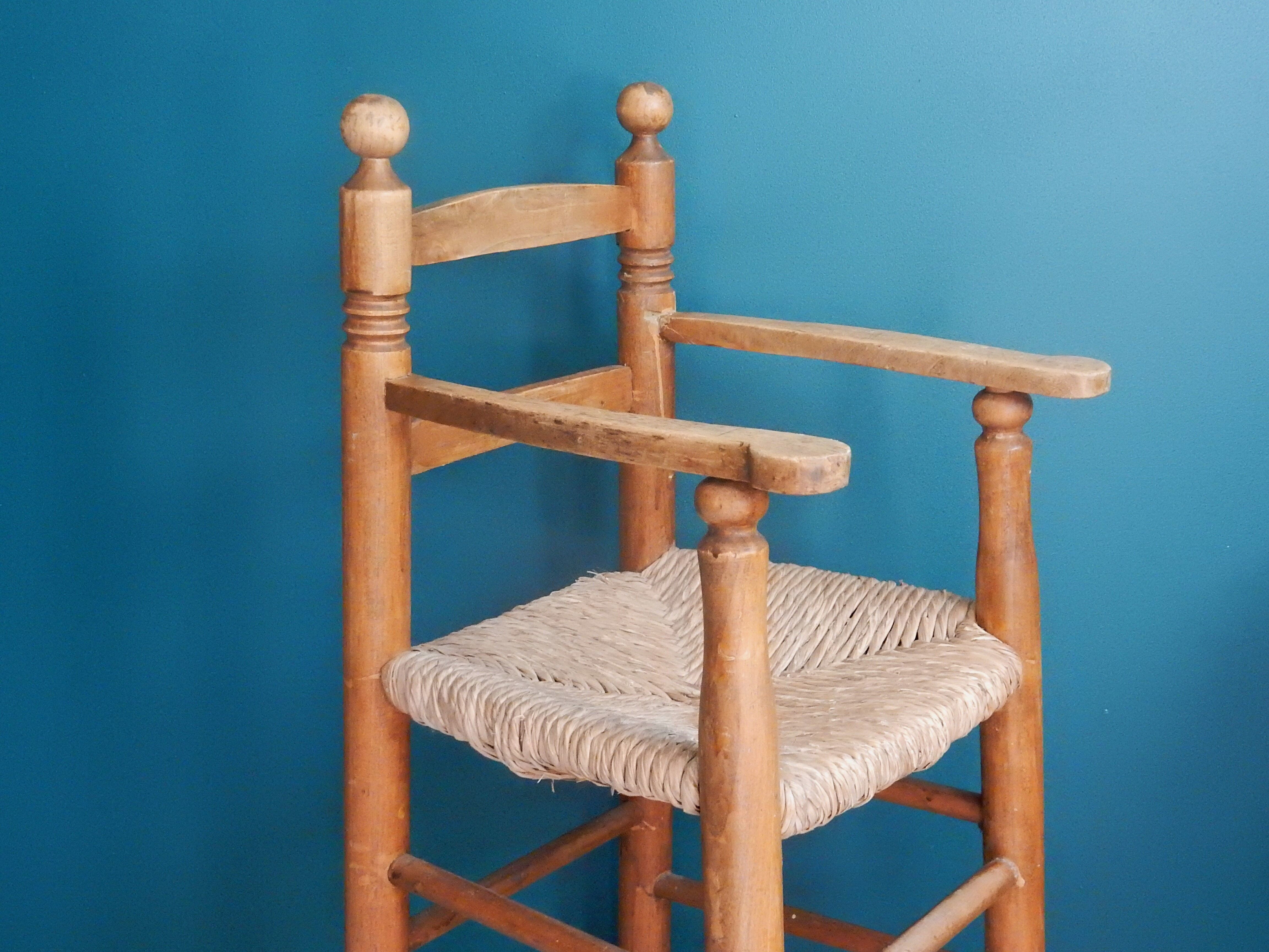 Children's high chair made of wood and straw