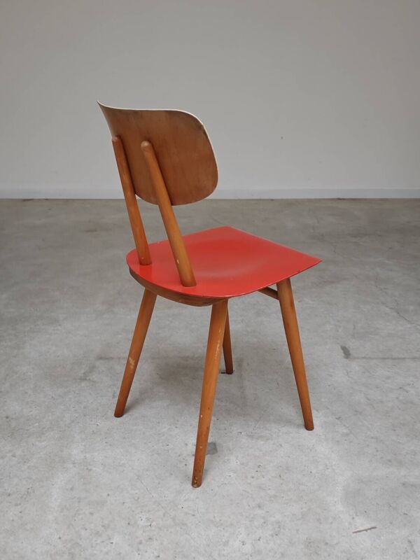 Chaise de salle a manger par TON Bystrice ( Thonet ) en bois , Tchéque