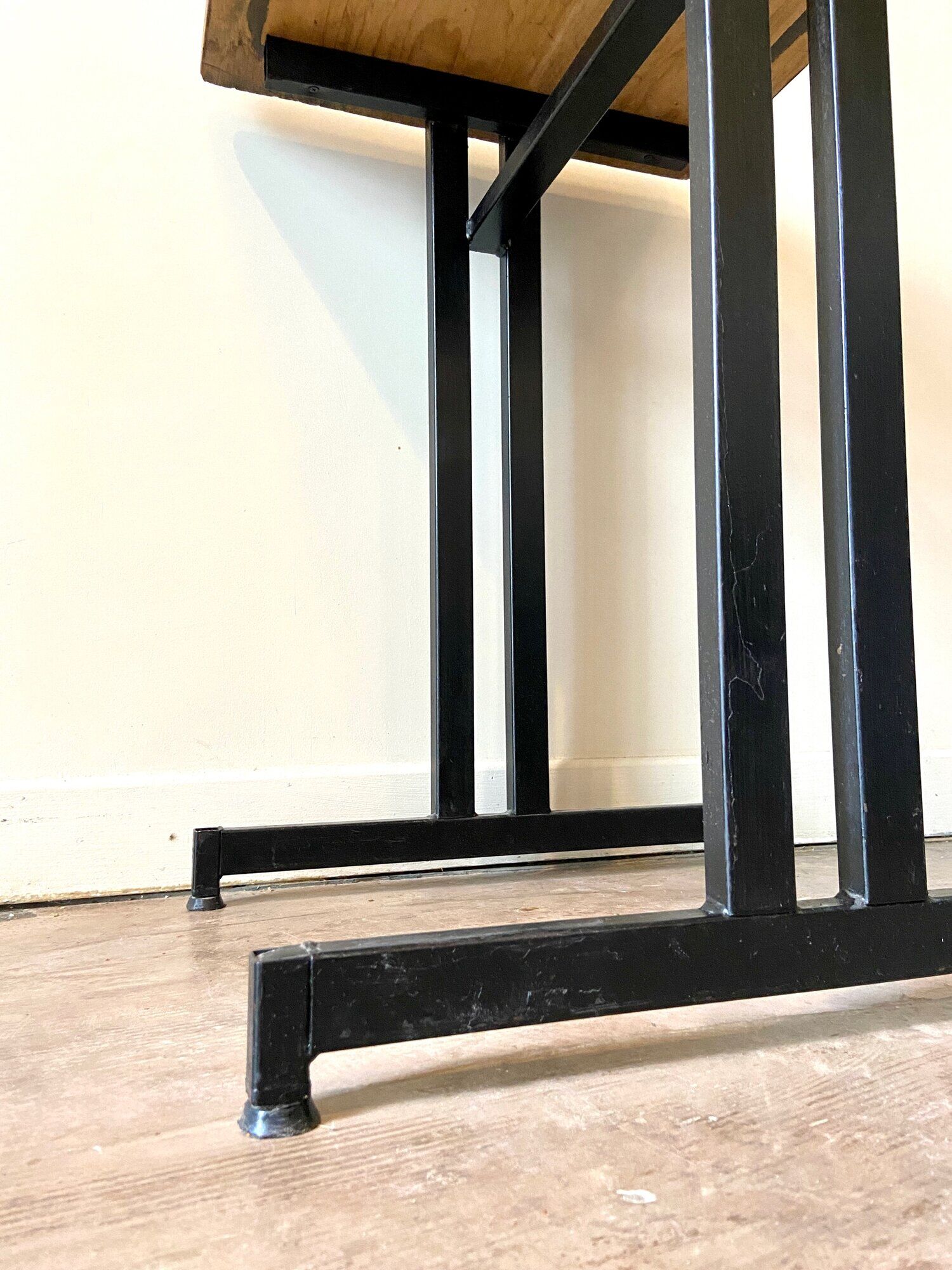Bistro table in dark wood and black metal 55 x 50 cm