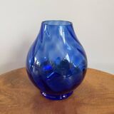 Vase en verre rond bleu cobalt avec nervures, verre semi-translucide soufflé à la main