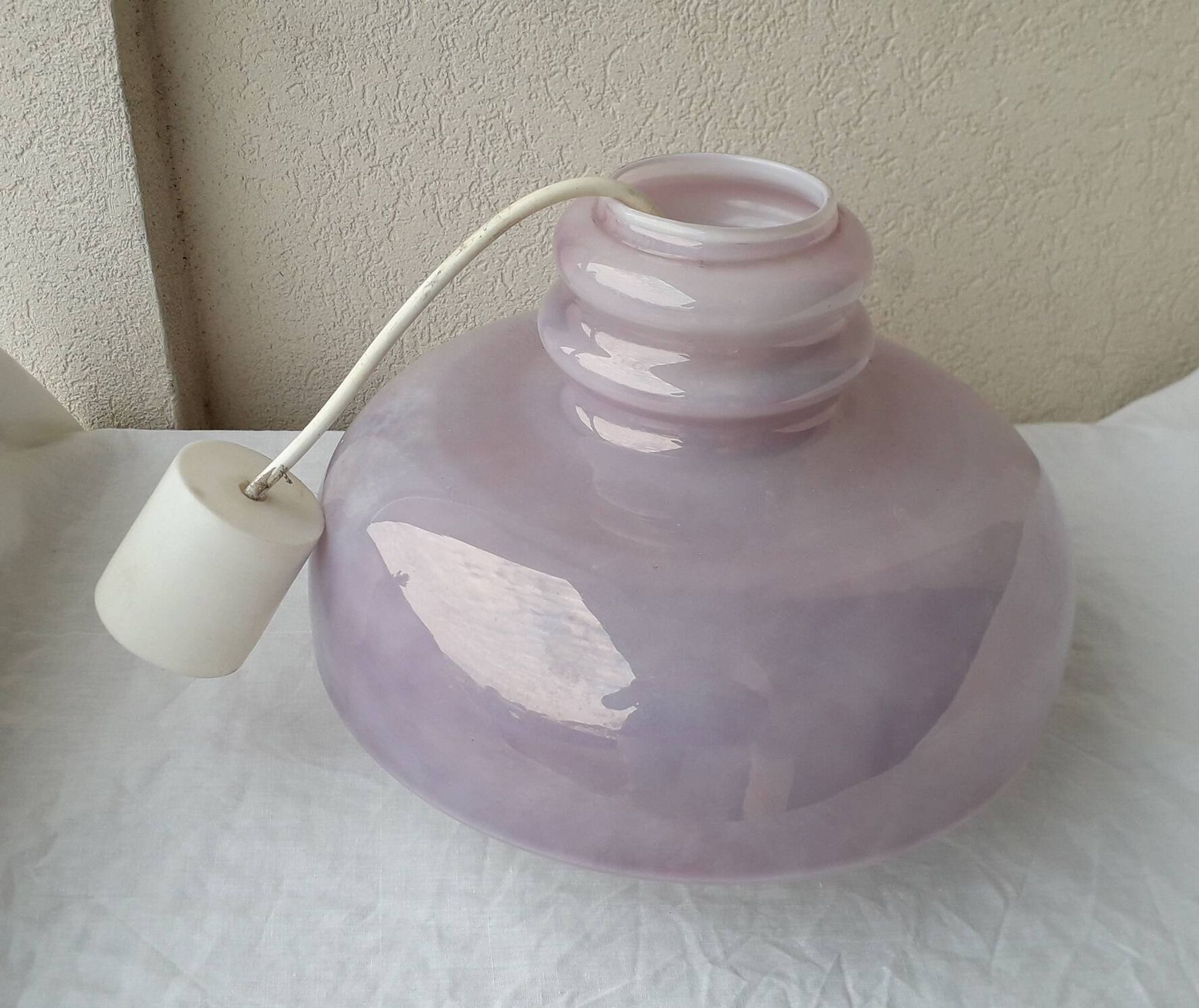 Suspension en verre violet