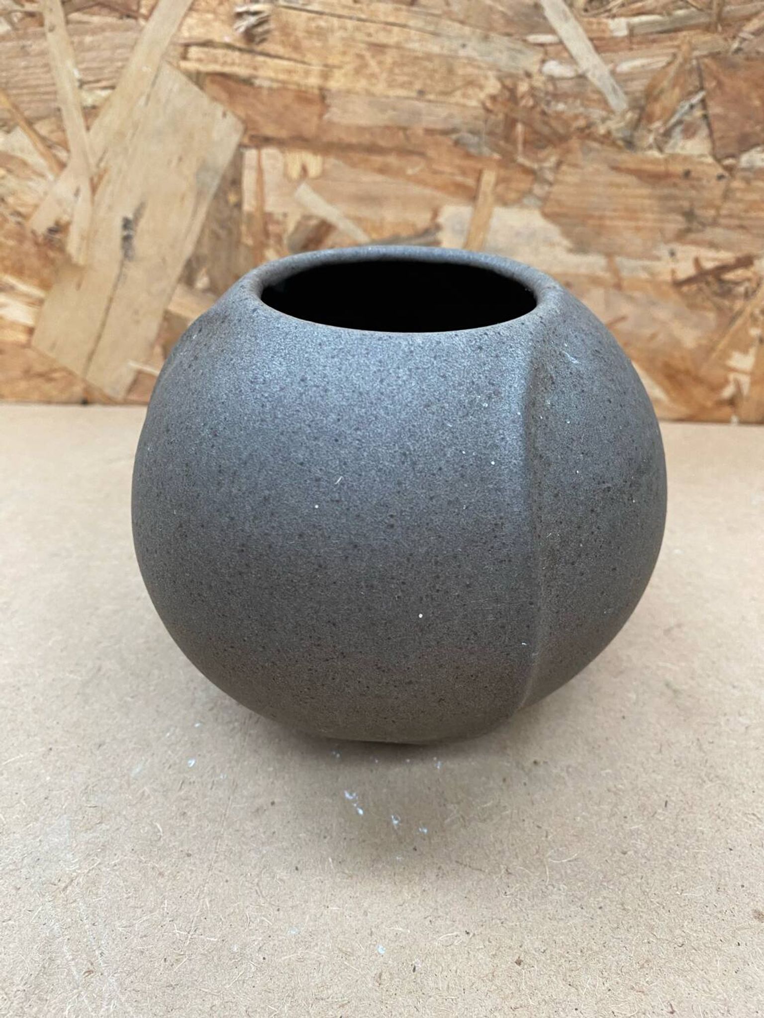 Ancien vase boule céramique grise vintage