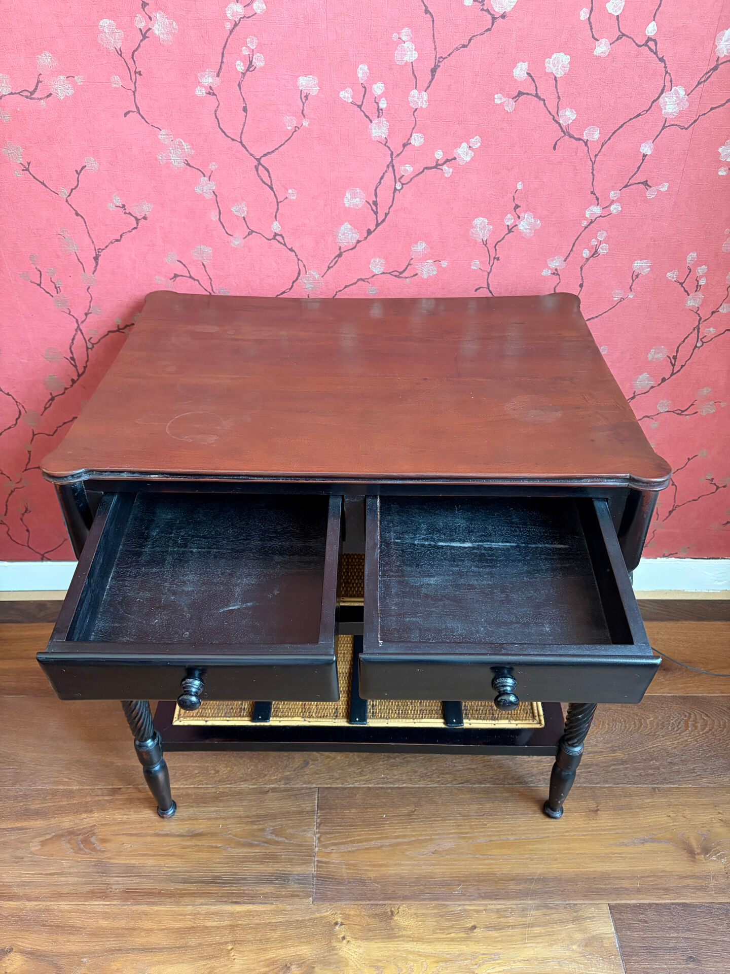 Table d’appoint 2 tiroirs avec étagères en cannage