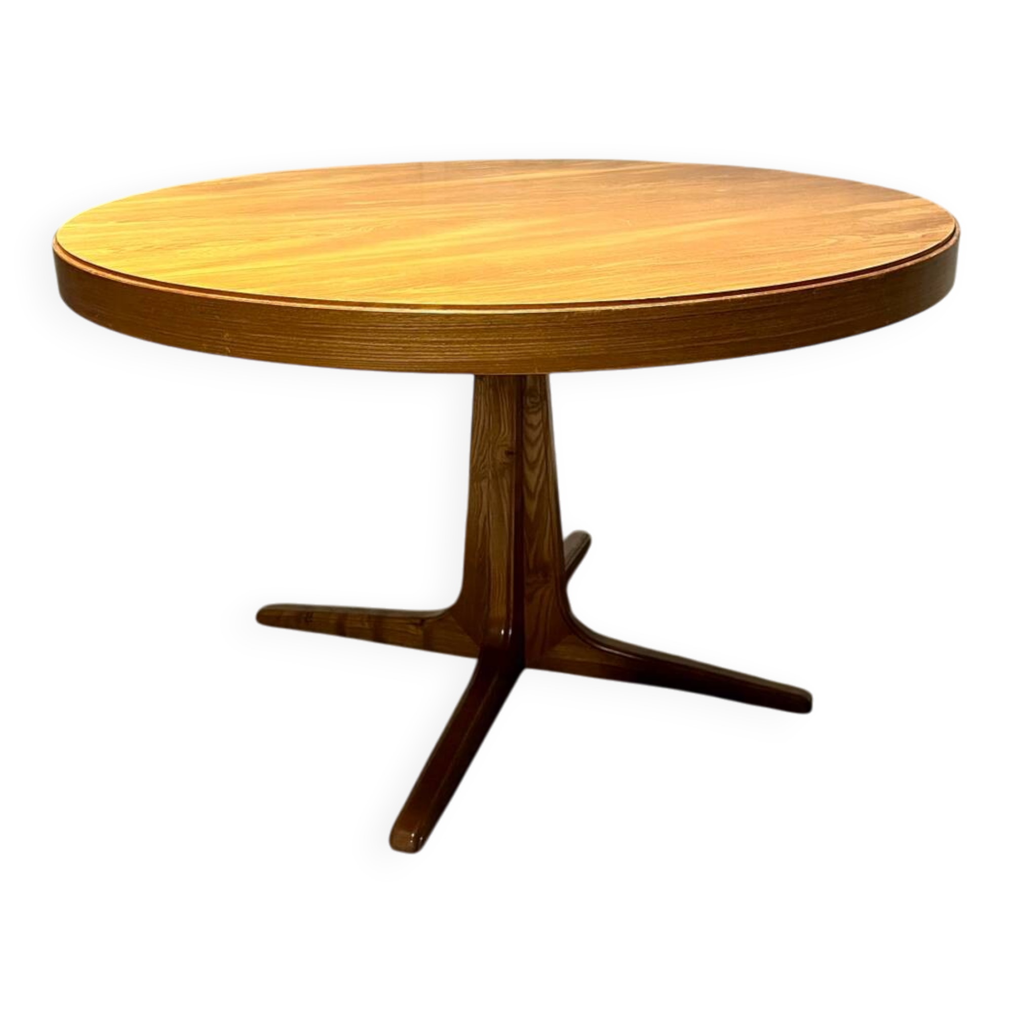 Baumann dining room round table