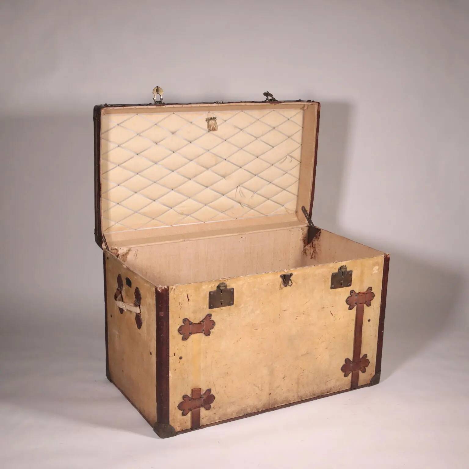 Malle courrier vintage 1910s-20s en cuir et laiton doré, France