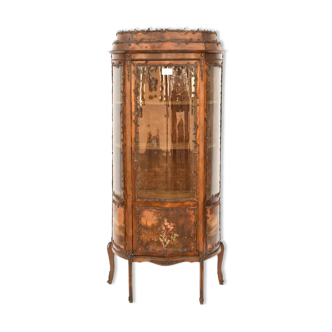 Vitrine galbée de style Louis XV