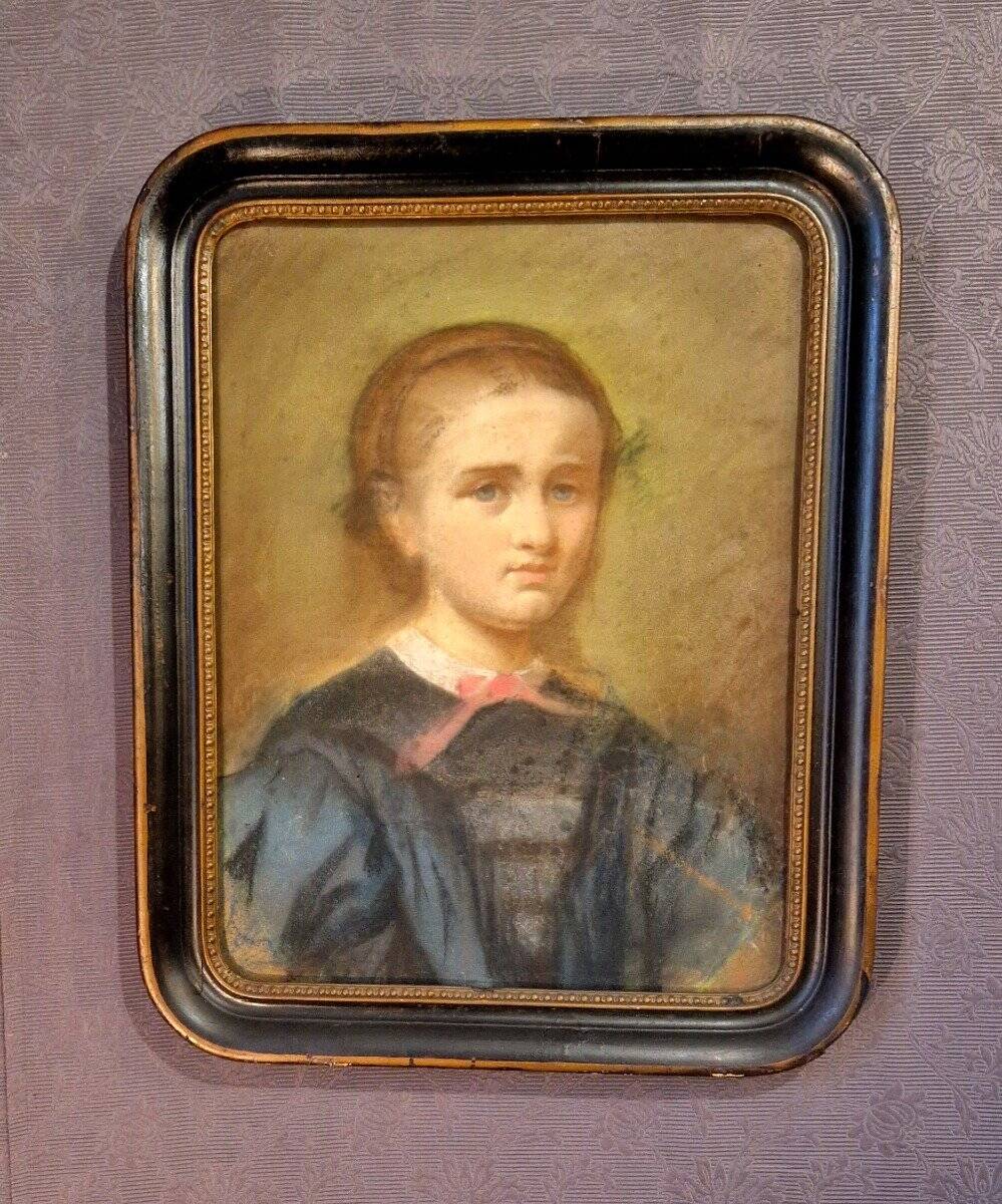 Portrait of a young woman from the Napoleonic III era.