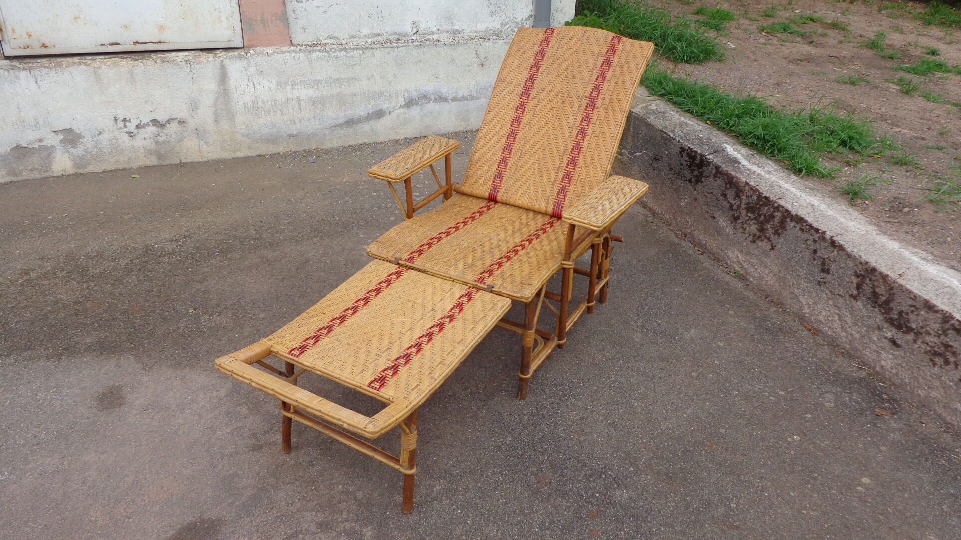 Wicker chaise longue