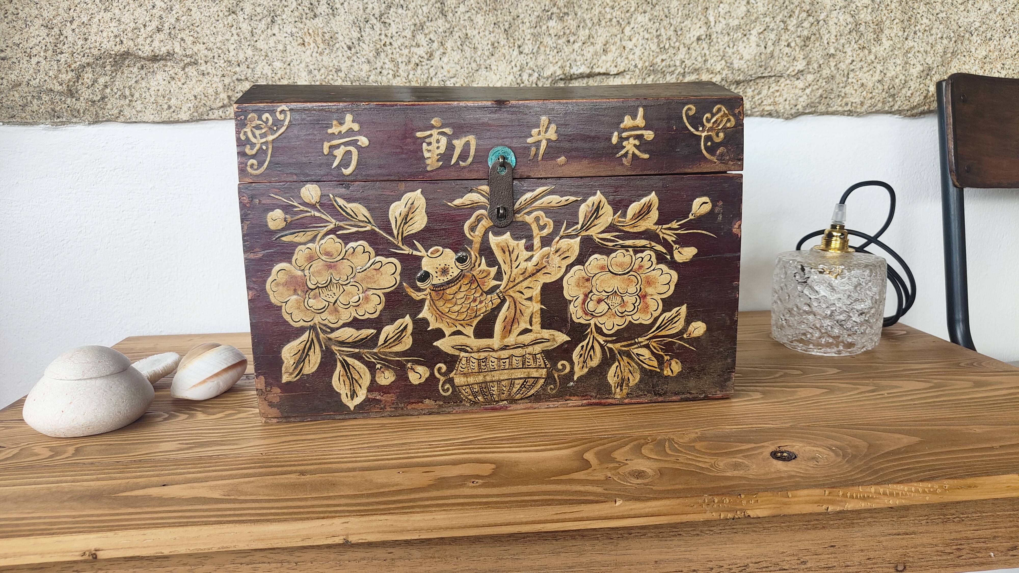 Male Chinese ancient floral and fish patterns.