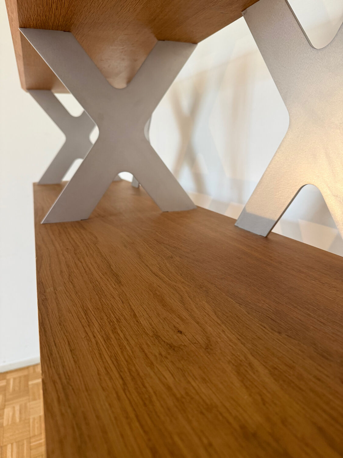 Designer shelf in solid oak and signed aluminium.