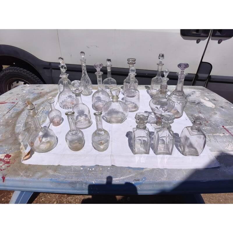 Lot de 20 carafes en verre et cristal