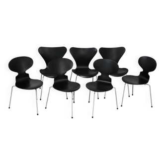 Set of 7 chairs by Arne Jacobsen, Fritz Hansen edition. 4 tripod "ants", 3 "butterfly"