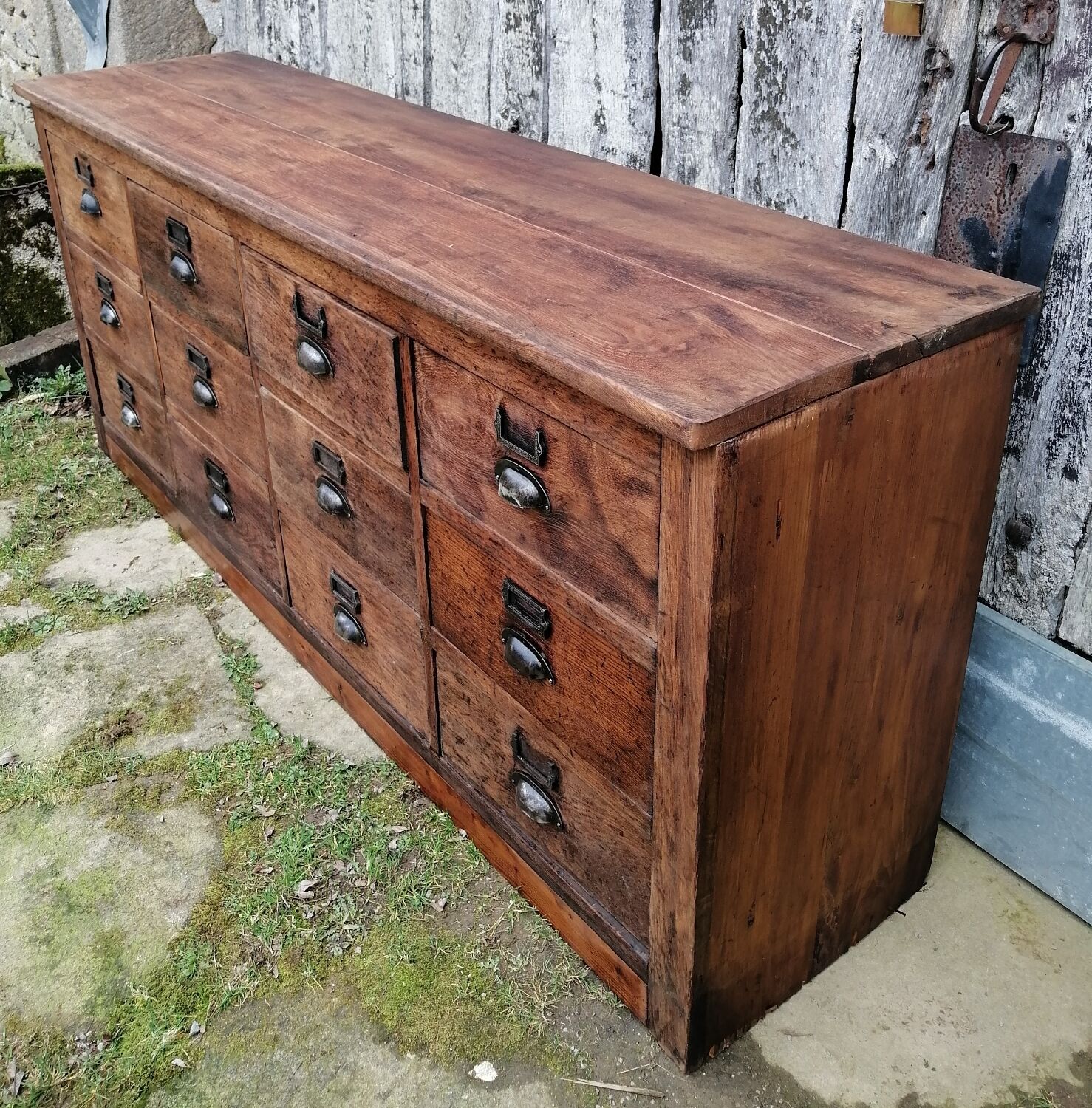 Meuble de métier en bois avec tiroirs