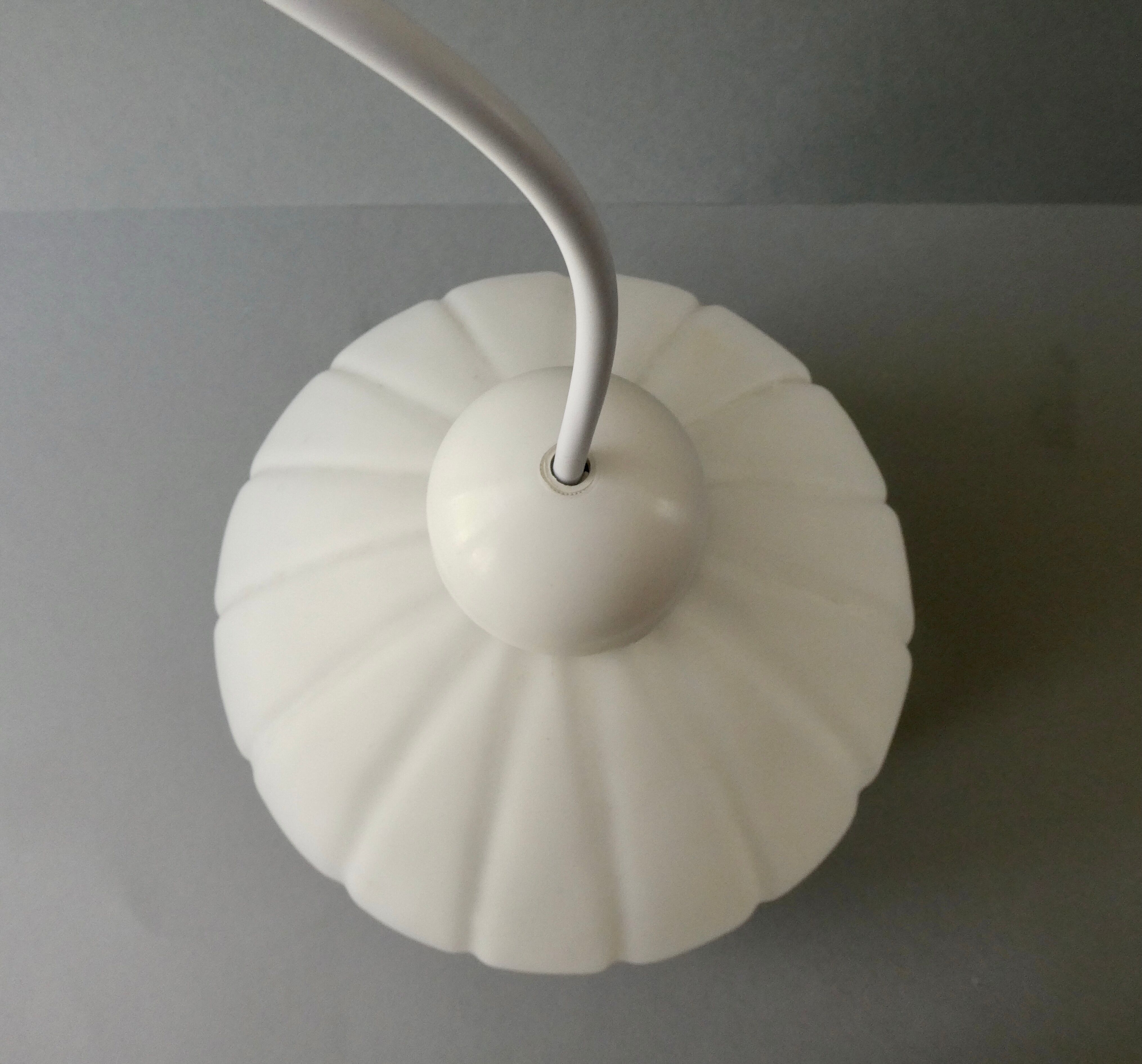 Suspension in white opaline