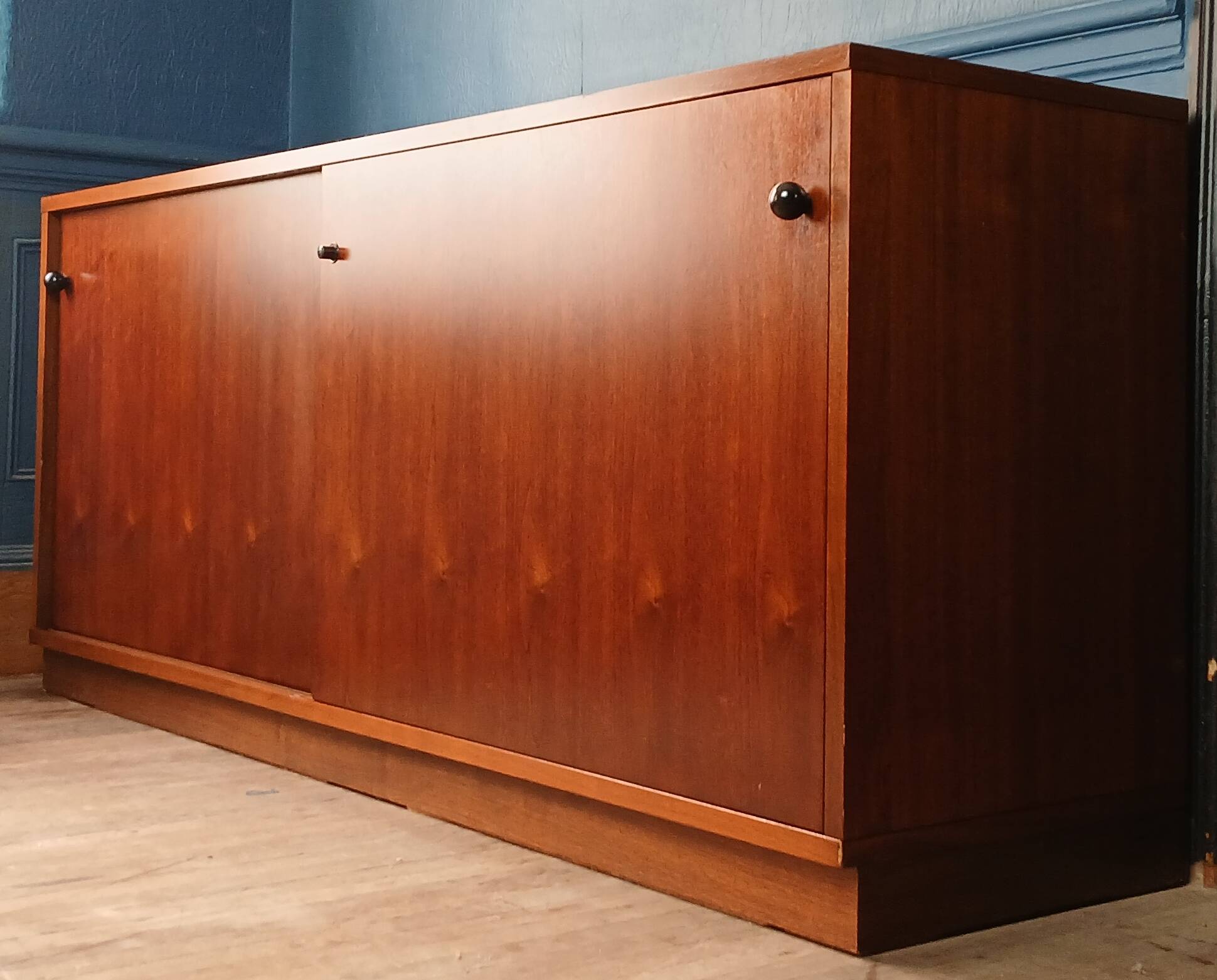 Enfilade with 2 sliding doors in the spirit of Osvaldo Borsani for Tecno. 60s.