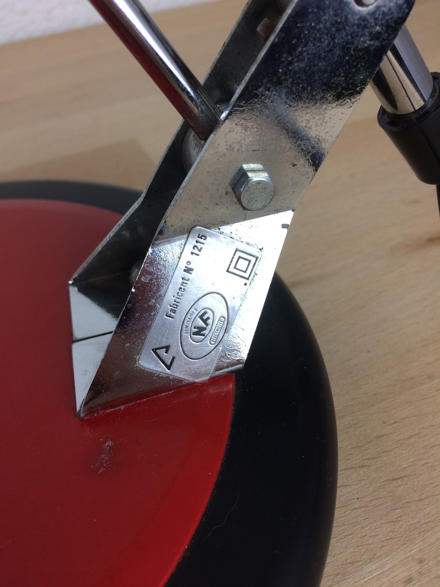 Lampe de bureau articulée Aluminor grand modèle, rouge
