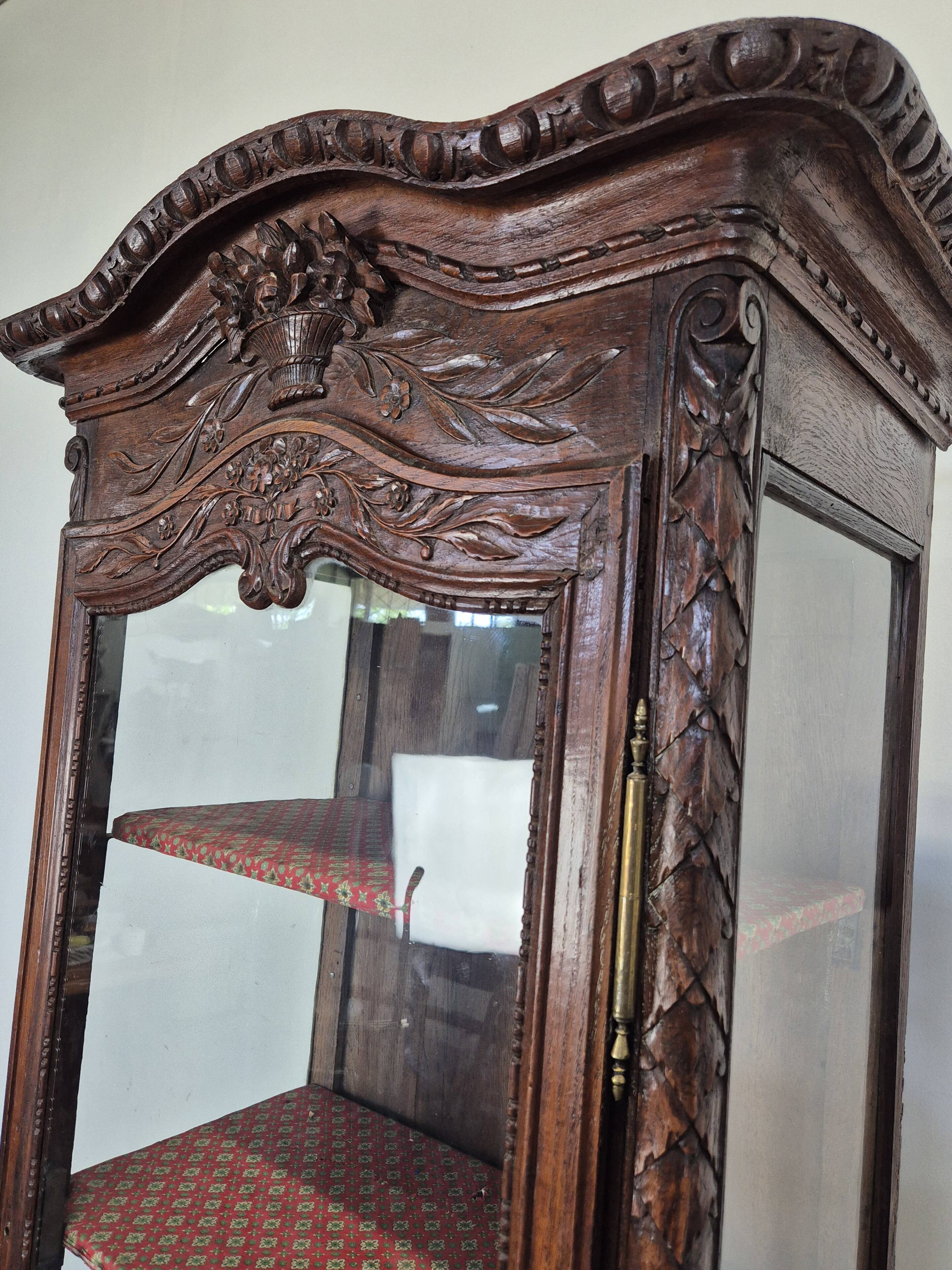 Vitrine commode bonnetière normande du XIXème